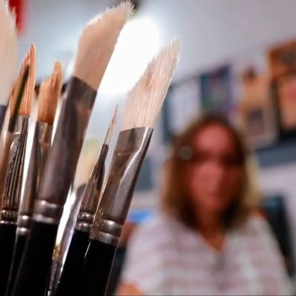 Carolina Rocha, artista, pintora, em entrevista à Rede Globo sobre suas pinturas e projetos de proteção animal.